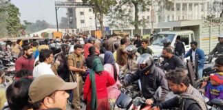 वेतन न मिलने से नाराज स्वास्थ्यकर्मियों ने किया प्रदर्शन स्वास्थ्यकर्मियों