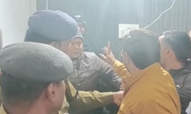 नवजात की मौत के बाद परिजनों ने जमकर काटा बवाल बवाल