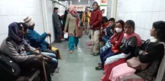 डॉक्टर के छुट्टी पर होने से जिला अस्पताल में मरीजों की भारी भीड़