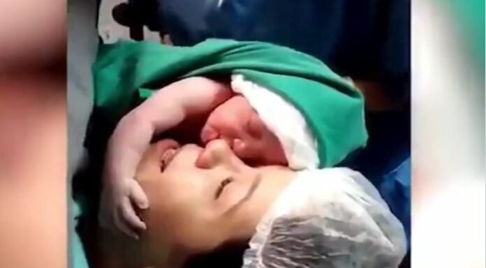 पैदा होते ही मां से लिपट गया नवजात