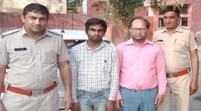 रोहतक में फर्जी सीएमओ और सेल्स टैक्स अधिकारी गिरफ्तार, सर्जिकल कंपनी के मालिक से मांगी थी 15 लाख की रिश्वत गिरफ्तार
