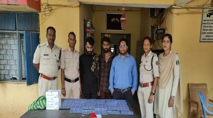 स्कूल के बाहर नशीली दवा बेचने के आरोप में दो गिरफ्तार
