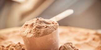 बॉडी बनाने के लिए लेते हैं Protein Powder तो जान लें इसके नुकसान
