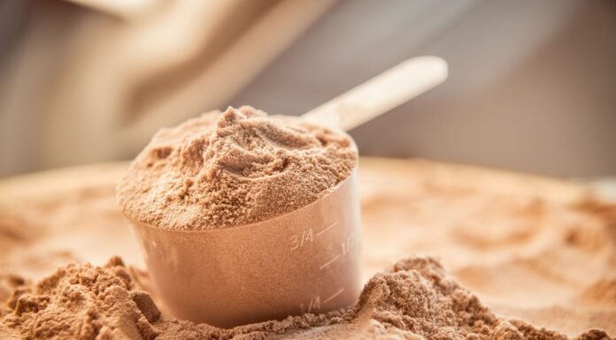 बॉडी बनाने के लिए लेते हैं Protein Powder तो जान लें इसके नुकसान