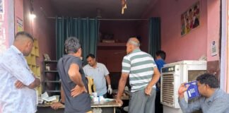 झालावाड ड्रग विभाग और प्रशासन के दल ने कामखेड़ा में एक क्लिनिक पर अवैध दवाएं और मेडिकल उपकरण जब्त किए ।