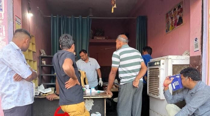 झालावाड ड्रग विभाग और प्रशासन के दल ने कामखेड़ा में एक क्लिनिक पर अवैध दवाएं और मेडिकल उपकरण जब्त किए ।