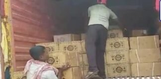 हजारों की संख्या में प्रतिबंधित कफ सिरप की बोतलें जब्त