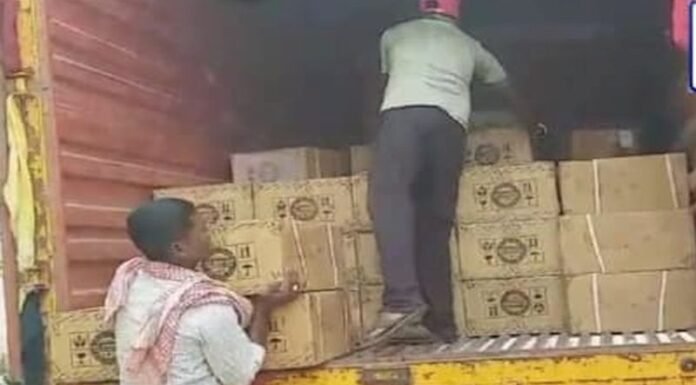 हजारों की संख्या में प्रतिबंधित कफ सिरप की बोतलें जब्त