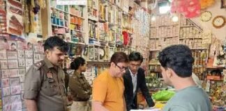 पांच दुकानों में नकली कॉस्मेटिक सामान बरामद