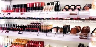 नकली कॉस्मेटिक उत्पाद बेच रहे सात दुकानों पर छापेमारी