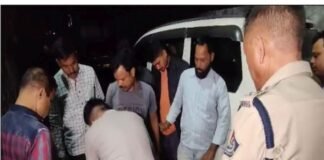 सरकारी गाड़ी से लाखों रुपए का प्रतिबंधित कफ सिरप जब्त