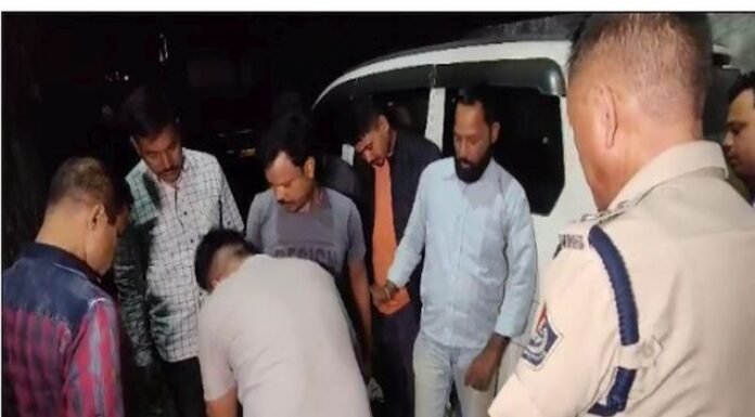 सरकारी गाड़ी से लाखों रुपए का प्रतिबंधित कफ सिरप जब्त