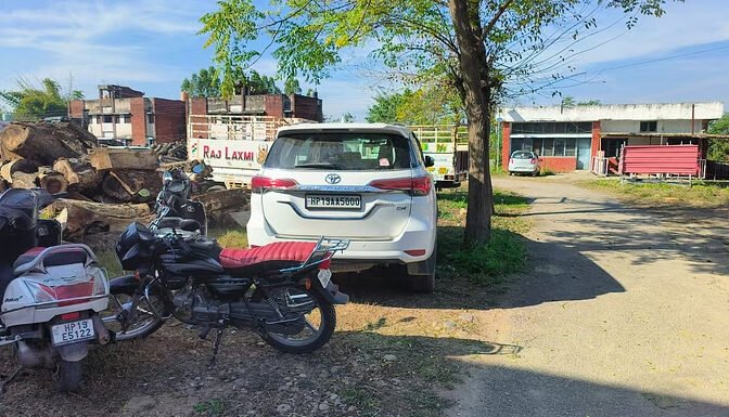 दवा तस्करी के आरोपी पार्षद की लग्जरी गाड़ी, दो स्कूटी और बाइक जब्त