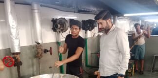 खाद्य सुरक्षा अधिकारी ने प्रतिष्ठानों पर की रेड, सैंपल लिए