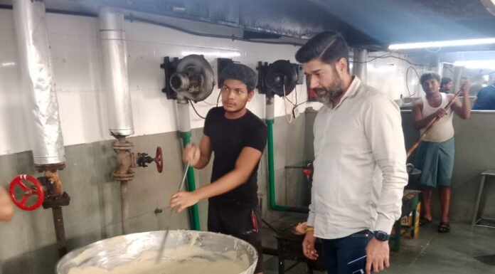 खाद्य सुरक्षा अधिकारी ने प्रतिष्ठानों पर की रेड, सैंपल लिए