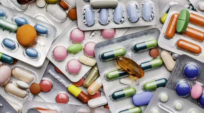 रजिस्ट्रेशन के बगैर चल रहे मेडिकल स्टोर पर रेड कर दवाएं जब्त medicine