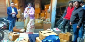 अवैध गोदाम पर रेड कर 8.50 लाख की दवाइयां सीज की