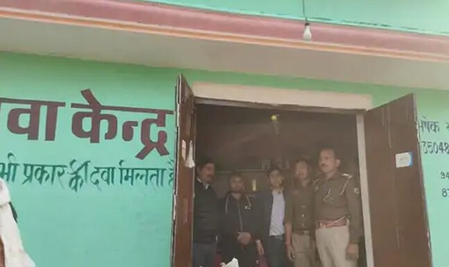 मेडिकल स्टोर पर रेड, 1.30 लाख रुपये की अवैध एलोपैथिक दवाइयां सीज