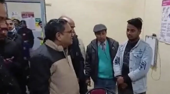 लोहिया अस्पताल में ट्रेनी फार्मासिस्ट लिख रहा था दवाइयां, सीएमएस को कड़ी फटकार