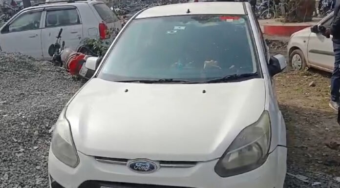 मीडिया लिखी कार में नशीले कफ सीरप की तस्करी, युवक अरेस्ट