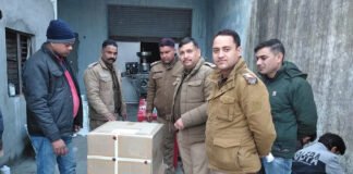 नकली दवा बनाने की फैक्टरी पर पुलिस की रेड, लाखों की ब्रांडेड दवा जब्त