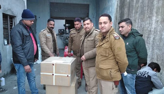 नकली दवा बनाने की फैक्टरी पर पुलिस की रेड, लाखों की ब्रांडेड दवा जब्त