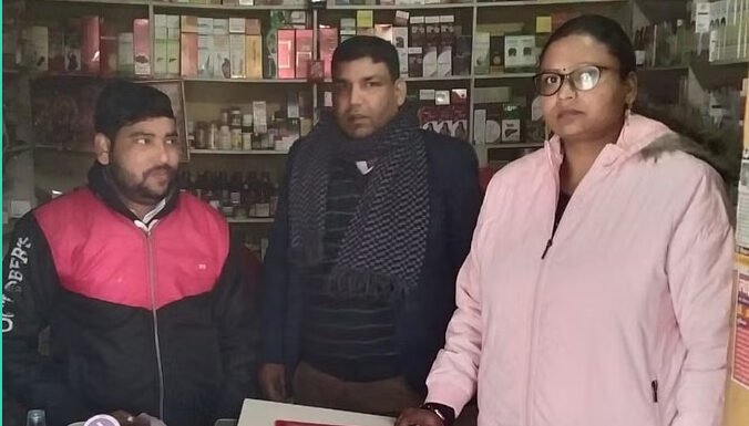 मेडिकल स्टोर पर मारा छापा, 80 हजार की एलोपैथिक दवाएं सीज