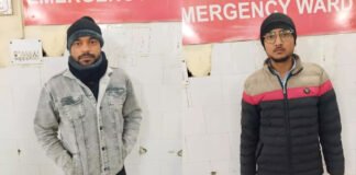 अस्पताल में दस्त की दवा देकर दो तस्करों से निकाले सोने के सिक्के