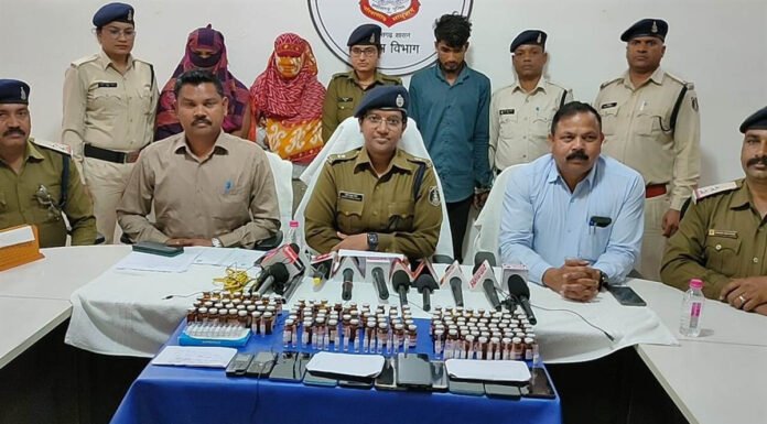 प्रतिबंधित नशीली दवा के अवैध धंधे से जुड़े तीन गिरफ्तार