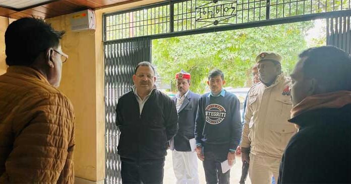 फार्मासिस्ट को बाहर से ड्रिप मंगाने पर किया सस्पेंड, चिकित्सक पर भी लटकी तलवार
