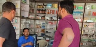 कैमिस्ट शॉप पर छापामारी, नशीली दवाइयां बेचने का मामला पकड़ा