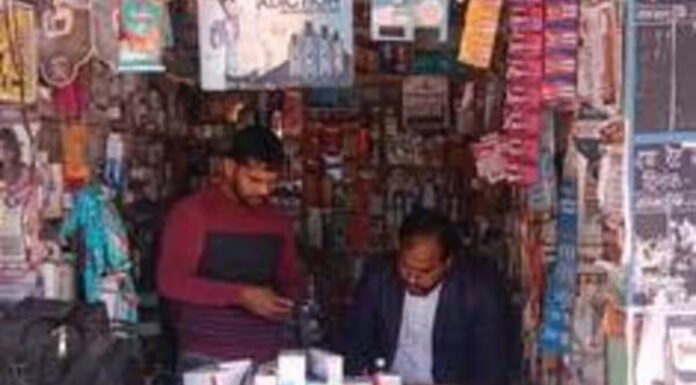 मेडिकल स्टोर पर छापा, लाइसेंस किया कैंसिल, दवाओं के सैंपल लिए