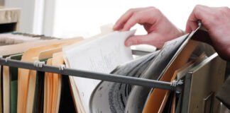 जॉनसन एंड जॉनसन फार्मा के पूर्व कर्मचारी पर गोपनीय फाइलें ले जाने का आरोप