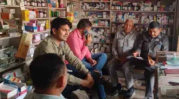 मेडिकल स्टोर पर छापा, बिना डिग्री के इलाज करने पर तीन अरेस्ट किए