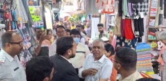 कॉस्मेटिक के सबसे बड़े बाजार में रेड, तीन दुकानें सील, फरार हुए दुकानदार