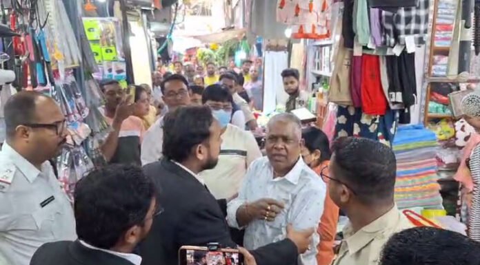 कॉस्मेटिक के सबसे बड़े बाजार में रेड, तीन दुकानें सील, फरार हुए दुकानदार