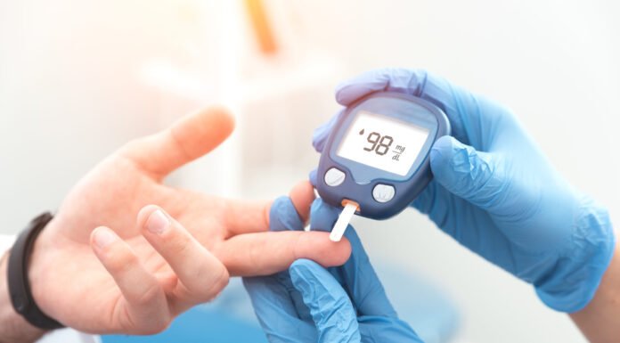 डायबिटीज की जांच से लेकर दवा तक के बढ़े रेट Doctor-checking-blood-sugar-level-with-glucometer-Proxima-Studio--scaled