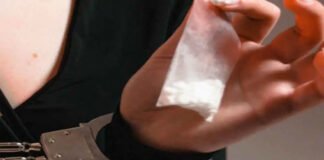 पाकिस्तानी नाव से छह सौ करोड़ रुपये की नशीली दवा बरामद