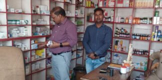 मेडिकल स्टोर पर छापेमारी कर दो लाख की अवैध दवाएं बरामद की