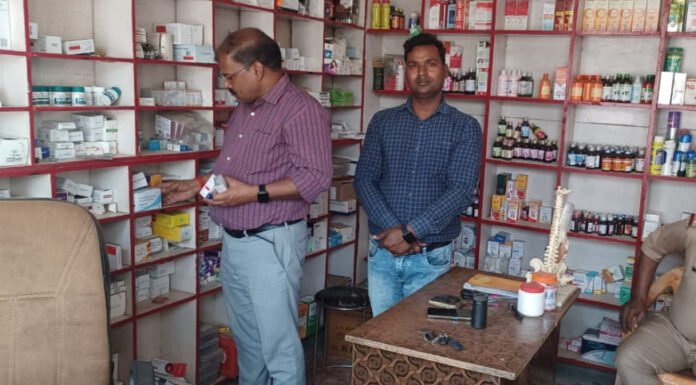 मेडिकल स्टोर पर छापेमारी कर दो लाख की अवैध दवाएं बरामद की