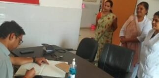 जिला कलक्टर ने प्राथमिक स्वास्थ्य केंद्र का किया औचक निरीक्षण