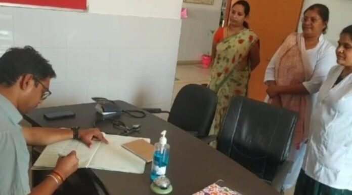 जिला कलक्टर ने प्राथमिक स्वास्थ्य केंद्र का किया औचक निरीक्षण
