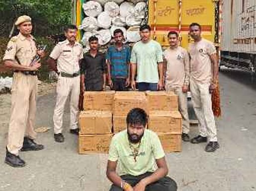 कफ सिरप से भरा ट्रक पकड़ा, करोड़ों रुपये की सिरप जब्त, एक गिरफ्तार