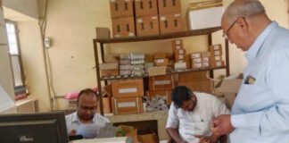 अस्पताल में आए मरीजों को थमा दी फंगस लगी कफ सिरफ, सैंपल किए जब्त