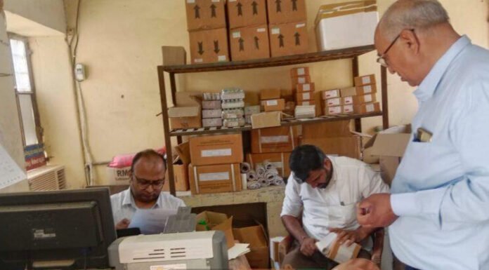 अस्पताल में आए मरीजों को थमा दी फंगस लगी कफ सिरफ, सैंपल किए जब्त