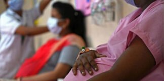 गर्भवती महिला को अस्पताल ने भर्ती करने से किया इनकार, ऑटो रिक्शा में जन्मा बच्चा