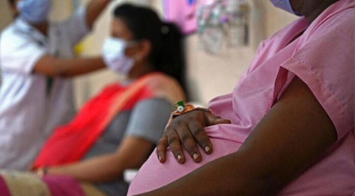 गर्भवती महिला को अस्पताल ने भर्ती करने से किया इनकार, ऑटो रिक्शा में जन्मा बच्चा