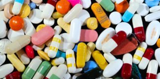 मेडिकल स्टोरों पर रेड कर 9 दवाओं की बिक्री रोकी