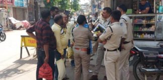 लैक्मे कंपनी के नाम से बिक रहे नकली ब्यूटी प्रोडक्ट बरामद किए