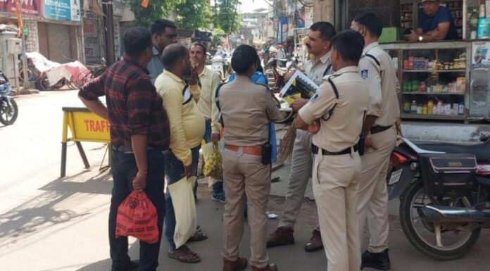 लैक्मे कंपनी के नाम से बिक रहे नकली ब्यूटी प्रोडक्ट बरामद किए